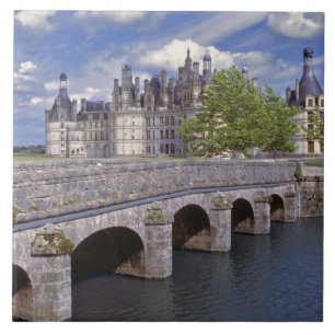Azulejo De Cerâmica Europa, França, Chambord. Uma ponte de pedra leva
