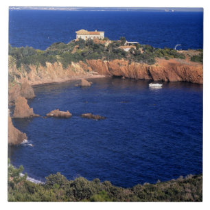 Azulejo De Cerâmica Europa, França, Theoule-sur-Mer. Um telhado de az