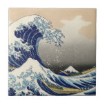 Azulejo De Cerâmica Excelente Wave Kanagawa - Pintura Japonesa<br><div class="desc">Onda de Corte Japonês — Onda Monte Fuji por Hokusa Uma grande onda está no oceano — e você vê o Monte Fuji no fundo distante — as ondulações ao redor do excelente Monte Fuji. A onda gigante é tão intensa que você pode quase perder os barqueiros no primeiro plano....</div>
