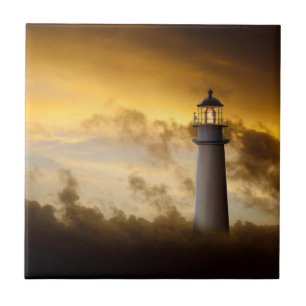 Azulejo De Cerâmica Farol que incandesce sob o céu dramático