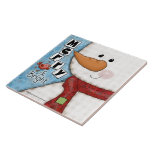 Azulejo De Cerâmica Feliz e Bright Christmas Snowman e Red Bird<br><div class="desc">Este design de Natal é uma pintura digital mestiça que apresenta um bonitinho bonitinho bonitinho com um padrão de gingham. Ele veste um nariz grande de cenoura e um cachecol vermelho com uma colagem de letras e uma mancha verde costurada no lugar. Um passarinho vermelho passa como se cumprimentasse seu...</div>