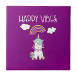 Azulejo De Cerâmica Feliz Vibes Typografia Cute Smiling Unicorn<br><div class="desc">Um azulejo cerâmico com uma bela ilustração de um unicórnio branco sentado no seu rabo sorrindo e parecendo feliz. Nuvens sorridentes e um arco-íris. Texto diz: Feliz Víblias. Imagem de uplifting adorável. Com um fundo de aquarela púrpura rosado.</div>