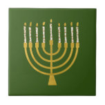 Azulejo De Cerâmica Festivo Menorah Hanukkah velas Elegante Verde<br><div class="desc">Velas de folha de ouro falsa para a comemoração de Chanucá. A ilustração menorah Whimsical com estrelas brancas cobria velas celestiais em um falso suporte de velas menorah dourada. Menorah elegante e mesquita Hanukkah ilustrava presentes de design e produtos de papel.</div>