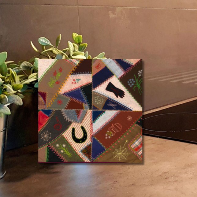Azulejo De Cerâmica Filtro de patch de 4,25 pol. Lucky Horserrade Vint (Add warmth and whimsy to your tiled space with this lucky horseshoe vintage patchwork quilt tile!)