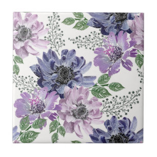 Azulejo De Cerâmica Flores azuis e lilás em um fundo branco.