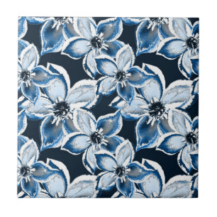 Azulejo De Cerâmica Flores brancas e azuis sobre fundo preto.