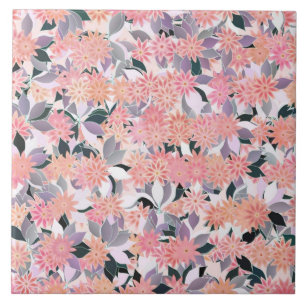 Azulejo De Cerâmica Flores cor-de-rosa em um fundo de folhas prateadas