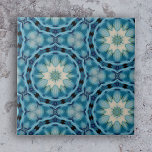 Azulejo De Cerâmica Formas Geométricas de Azul Suave e Indigo Motif Fl<br><div class="desc">Esse azulejo cerâmico apresenta um padrão geométrico caracterizado por motivos simétricos, inspirados na floral. Os motivos são renderizados em diferentes tons de azul, criando um efeito visual calmante e sereno. Os contornos escuros definem as formas e os elementos dentro do padrão, fornecendo contraste e profundidade ao design. Este azulejo é...</div>