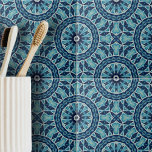 Azulejo De Cerâmica Formas Geométricas do Mosaico Azul Suave e Indigo<br><div class="desc">Esse azulejo cerâmico apresenta um intricado design simétrico que lembra a arquitetura clássica ou os têxteis antigos. O azulejo é adornado com uma variedade de formas geométricas, incluindo diamantes e círculos, que se combinam para formar padrões circulares maiores espalhados pelo azulejo. O design é meticulosamente detalhado e harmonioso, criando um...</div>