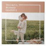 Azulejo De Cerâmica Foto da família moderna | Agradecido Grateful<br><div class="desc">Celebre seus momentos mais queridos com esta elegante impressão de fotografia de arte personalizada "Graças, Abençoado, Grateful". Apresentando tons de terra quente, tipografia moderna suave e um layout limpo de quadro minimalista, este design personalizado adiciona coração e significado a qualquer decoração caseira. Perfeito para a Ação de Graças, outono, ou...</div>