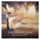 Azulejo De Cerâmica Foto de Casamento de Keepsasaame Personalizado<br><div class="desc">Crie seu azulejo personalizado usando uma foto favorita de casamento. Substitua a foto da amostra pela sua. Edite o texto do seu novo nome de família e data de casamento para uma manutenção única e valiosa para a sua nova vida juntos.</div>