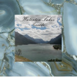 Azulejo De Cerâmica Foto do Parque Nacional dos Lagos da Waterton<br><div class="desc">Azulejo cerâmico com uma fotografia cênica do belo Parque Nacional Canadiano dos Lagos de Waterton,  Alberta. Selecione o tamanho do seu azulejo. Faz uma trivet de viagem-souvenir excelente!</div>