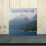 Azulejo De Cerâmica Foto do Parque Nacional Glacier<br><div class="desc">Azulejo cerâmico com uma fotografia cênica da Rua Mary Lake e das montanhas de Montana no Glacier National Park. Selecione o tamanho do seu azulejo. Faz uma trivet de viagem-souvenir excelente!</div>