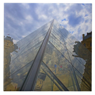 Azulejo De Cerâmica França, Paris. Nuvens se refletem no Louvre