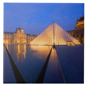 Azulejo De Cerâmica França, Paris. O museu do Louvre ao crepúsculo.