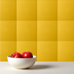 Azulejo De Cerâmica Freesia amarela clara de cor sólida<br><div class="desc">Design de freesia amarelo-quente de cor sólida.</div>