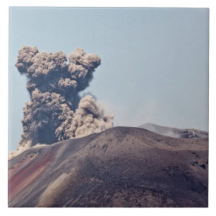 Azulejo De Cerâmica Fumaça escapando do vulcão ativo Anak Krakatau