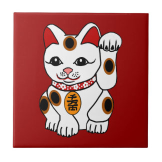 Azulejo De Cerâmica Gato de Maneki Neko no fundo vermelho