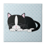 Azulejo De Cerâmica Gato sonolento do smoking<br><div class="desc">Gato preto e branco do gatinho que toma uma sesta.</div>