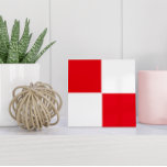 Azulejo De Cerâmica Geométrico Croata Vermelho Minimalista<br><div class="desc">Esse azulejo cerâmico minimalista apresenta um padrão croata vermelho e branco.</div>
