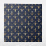 Azulejo De Cerâmica Glam Marinho Blue Dourado Beers Crown<br><div class="desc">Marinho azulejo azul com abelhas e coroa douradas. O código hexadecimal para azul marinho é #202A44.</div>