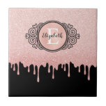 Azulejo De Cerâmica Glitter Dourado Rosa preto gira monograma<br><div class="desc">Um brilho de ouro entre preto e rosa pálpebra goteja azulejo cerâmico com um elegante monograma de rolagem. Personalize-o para si mesmo ou para um presente! Projetado para você pelo Blackberry Boulevard.</div>