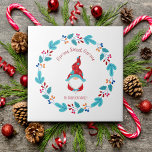 Azulejo De Cerâmica Gnome Sweet Gnomet Gnomo Clone Elf Floral Wreath<br><div class="desc">Gnome doce. Um gnomo giro, engraçado e caprichoso em vermelho e azul empoeirado junto com uma coroa floral escente, azul, vermelha e laranja, projetada por escandinavos, irá alegremente ajudar a decorar sua cozinha para as férias. Sinta o calor e a alegria desta estação festiva sempre que você usa este azulejo...</div>
