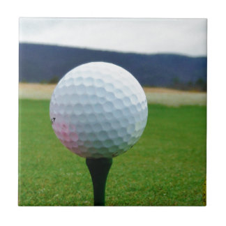 Azulejo De Cerâmica Golf Ball em um campo de golfe na montanha