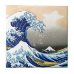 Azulejo De Cerâmica Grande onda fora do ~ Hokusai de Kanagawa<br><div class="desc">A grande onda fora do impressão japonês do woodblock do início do século XIX de Hokusai do ~ de Kanagawa pelo artista Hokusai que descreve barcos de ameaça de uma grande onda aproxima a prefeitura de Kanagawa. No fundo está Monte Fuji. Hokusai igualmente pintou a série da obra-prima trinta e...</div>