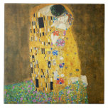 Azulejo De Cerâmica Gustav Klimt O Beijo Vintage Art Nouveau Painting<br><div class="desc">Gustav Klimt The Kiss Vintage Art Nouveau Painting The Kiss (Em alemão: Der Kuss) foi pintado pelo pintor simbolista austríaco Gustav Klimt entre 1907 e 1908, ponto alto de seu período de Ouro, quando pintou várias obras em estilo semelhante. A pintura é amplamente considerada uma obra-prima do início do período...</div>