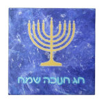 Azulejo De Cerâmica Hanukkah Snowstorm Menorah<br><div class="desc">Uma menorah Hanukkah de ouro brilhante e "Chag Chanukkah Sameach" (Feliz Hanukkah) em texto azul e branco brilhante sobrepôs-se a uma imagem fractal azul e branca que lembra os flocos de neve em uma tempestade.</div>