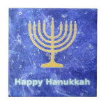 Azulejo De Cerâmica Hanukkah Snowstorm Menorah<br><div class="desc">Uma menorah Hanukkah de ouro brilhante e um "Hanukkah Feliz" em textos brilhantes,  azuis e brancos sobrepõem-se a uma imagem fractal azul e branca que lembra os flocos de neve numa tempestade. Chag Sameach!</div>