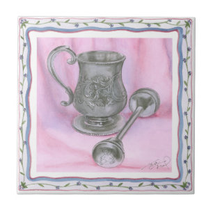 Azulejo De Cerâmica Heirloom Cup e Rattle no fundo roxo