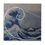 Azulejo De Cerâmica Hokusai encontra Fibonacci, relação dourada<br><div class="desc">" A grande onda" por Hokusai,  o exemplo perfeito da espiral de Fibonacci,  relação dourada que são de "um código Fibonacci" para a arte,  ciência e matemática. Artistas e cientistas fascinantes por séculos.</div>