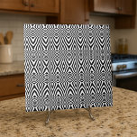 Azulejo De Cerâmica Ilusões Ópticas Geométricas A Preto E Branco<br><div class="desc">Design decorativo moderno e único,  com um padrão sem soldadura feito de formas geométricas em preto e branco. Textura com efeito de ilusão óptica.</div>