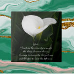 Azulejo De Cerâmica Inspiração Serenity Prayer White Calla Lily<br><div class="desc">Azulejo cerâmico com a imagem fotográfica de uma elegante,  branca Calla Lily e uma folhagem verde,  juntamente com as palavras inspiradoras da Oração Serenitária. Selecione o tamanho do seu azulejo. Faz um presente pensativo para a família e os amigos!</div>