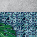 Azulejo De Cerâmica Intriciar Azul Suave Simétrico e Indigo<br><div class="desc">Esse azulejo cerâmico apresenta um padrão geométrico complexo, simétrico e intrincado. O design é caracterizado por formas semelhantes a estrelas e detalhes meticulosos, criando um contraste visualmente atraente. O azulejo é enfeitado com vários tons azuis, que vão de marinho profundo a tons mais leves. Esse esquema de cores, combinado com...</div>