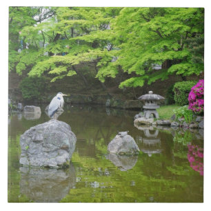 Azulejo De Cerâmica Japão, Quioto. Garça em folhas verdes frescas
