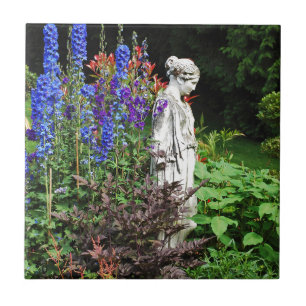 Azulejo De Cerâmica Jardim de flores e estátua de delfinium azuis