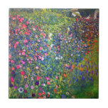 Azulejo De Cerâmica Jardim Italiano Gustav Klimt<br><div class="desc">Azulejo com a pintura petrolífera de Gustav Klimt,  Paisagem do Jardim Italiano (1913). Um belo jardim de flores coloridas: vermelho,  branco,  rosa,  roxo. Um presente de excelente para fãs de Arte Nouveau e de Arte Austríaca.</div>