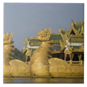 Azulejo De Cerâmica Karaweik Hall é um marco de Yangon, localizando