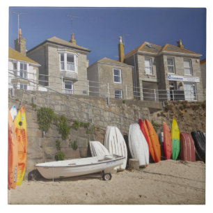 Azulejo De Cerâmica Kayaks e dinghies empilhados contra o paredão em