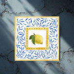 Azulejo De Cerâmica "La Dolce Vita" Lemon Mediterrânica - Design itali<br><div class="desc">Traga um toque de elegância mediterrânica para o seu tema de casamento "La Dolce Vita" com esta bela design azulejo. Apresentando um limão amarelo vibrante emoldurado por sotaques ouros e rodeado por um padrão clássico de folha azul, este design versátil é perfeito para decoração de casamento, cartazes ou guardas. Ideal...</div>