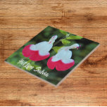 Azulejo De Cerâmica Lábios Vermelhos e Brancos Salvia Floral<br><div class="desc">Azulejo cerâmico que apresenta uma foto das flores pequenas,  vermelhas e brancas de Salvia,  Lábios Quentes,  também conhecida como Littleleaf Sage. Um design floral adorável! Selecione o tamanho do seu azulejo. Faz uma trivet de cozinha excelente!</div>