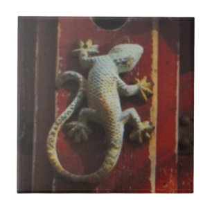 Azulejo De Cerâmica lagarto cinzento em madeira gasta