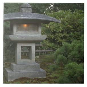 Azulejo De Cerâmica Lâmpada de pedra iluminada no Jardim Japonês