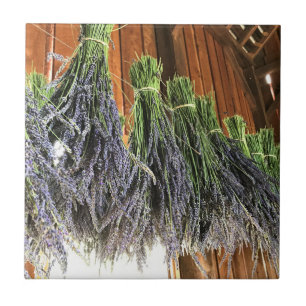 Azulejo De Cerâmica Lavanda pendurada em um celeiro