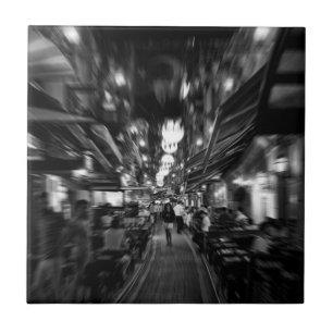 Azulejo De Cerâmica Legal fotografia urbana de uma mulher a andar em I