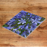 Azulejo De Cerâmica Lily Azul do Nilo Agapanthus Floral<br><div class="desc">Azulejo cerâmico que apresenta uma foto das flores azuis,  em forma de sino,  da Lily-of-the-Nile,  também conhecida como Agapanthus. Um design floral adorável! Selecione o tamanho do seu azulejo. Faz uma bonito trivet de cozinha!</div>