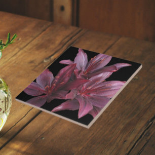 Azulejo De Cerâmica Lírios asiáticos vermelhos escuros no Floral Negro